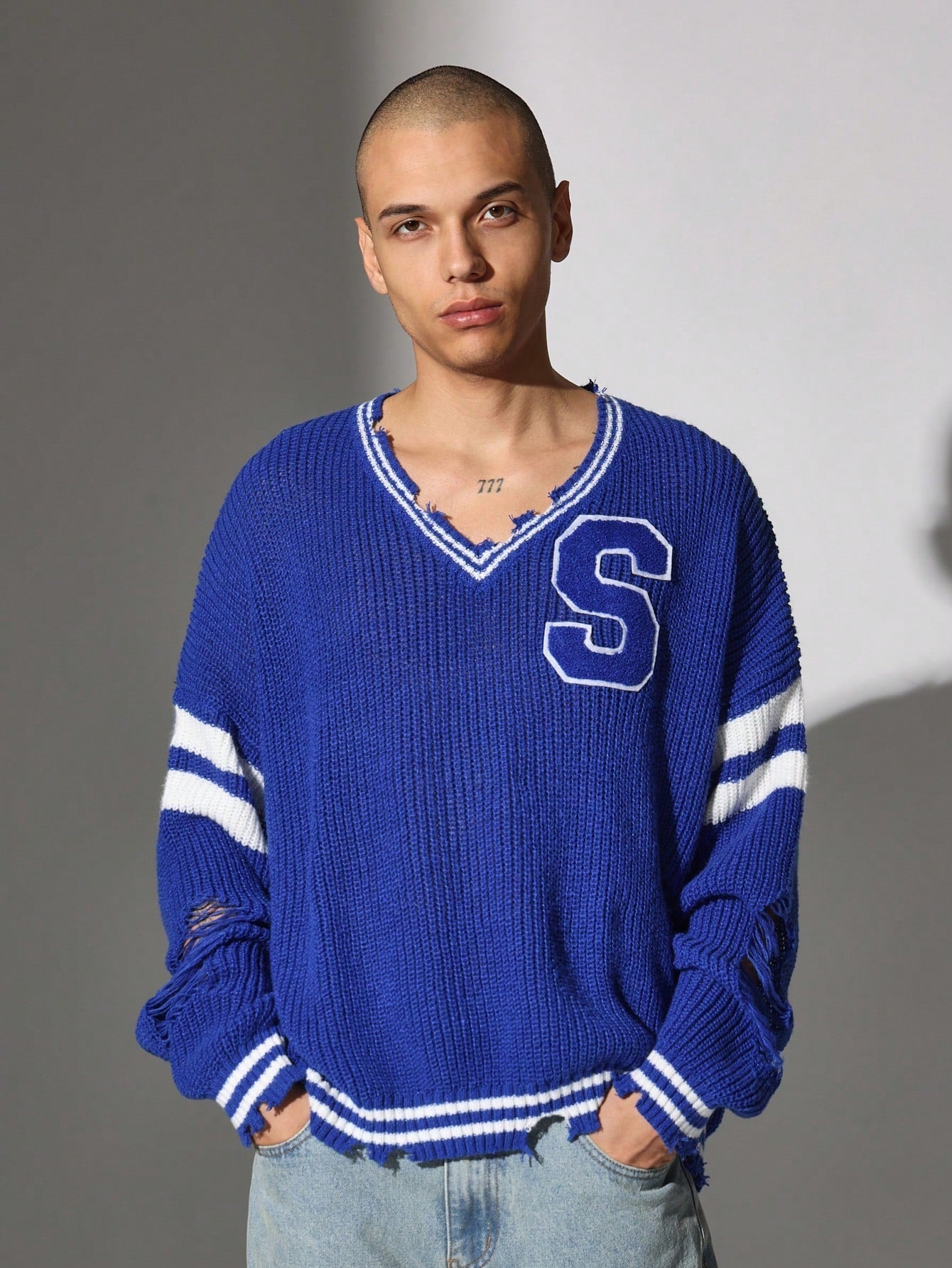 Suéter SMWN folgado com ombros caídos decote em V