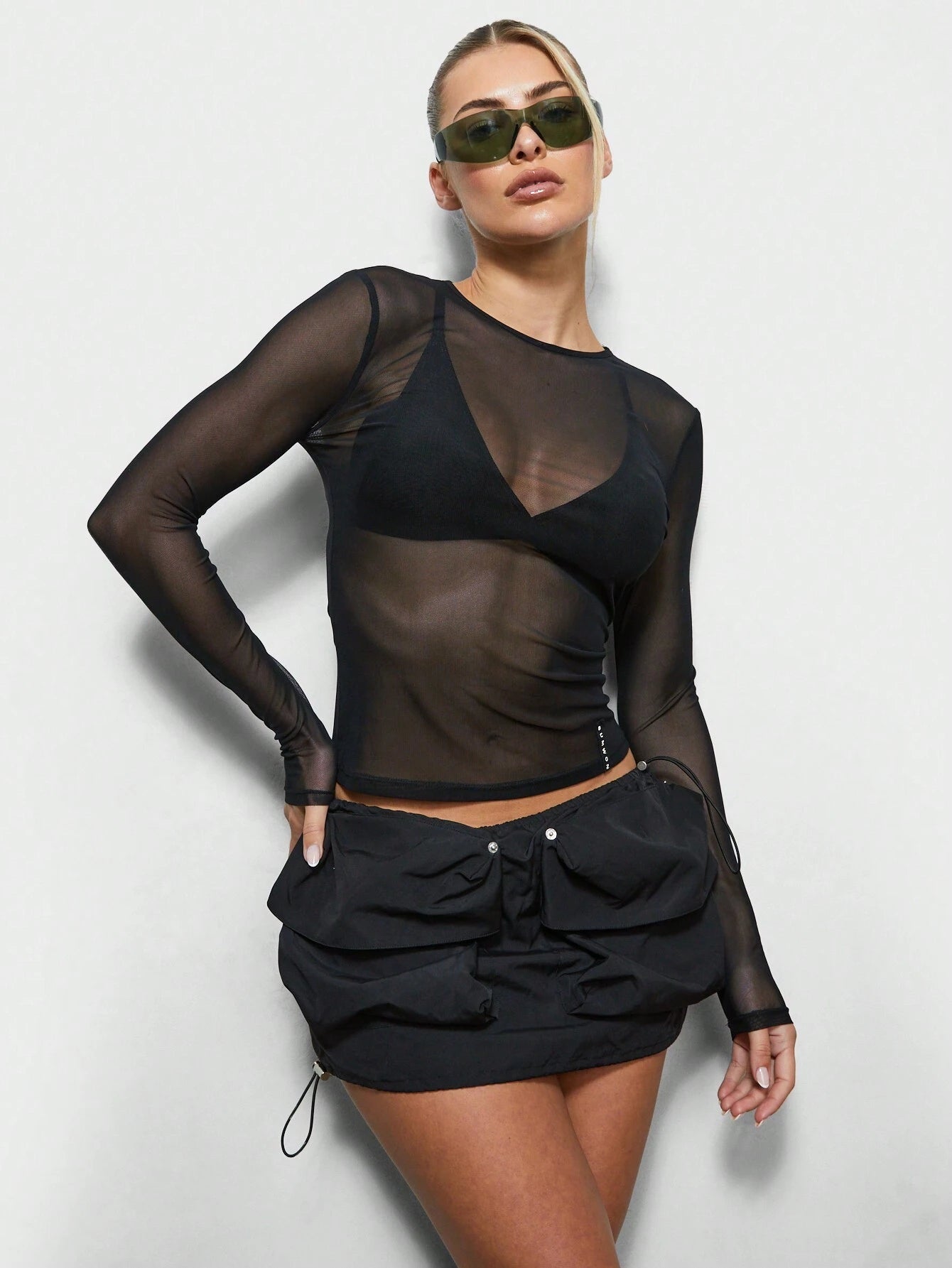 Camiseta Ajustada de Mangas Longas e Gola Redonda em Tela