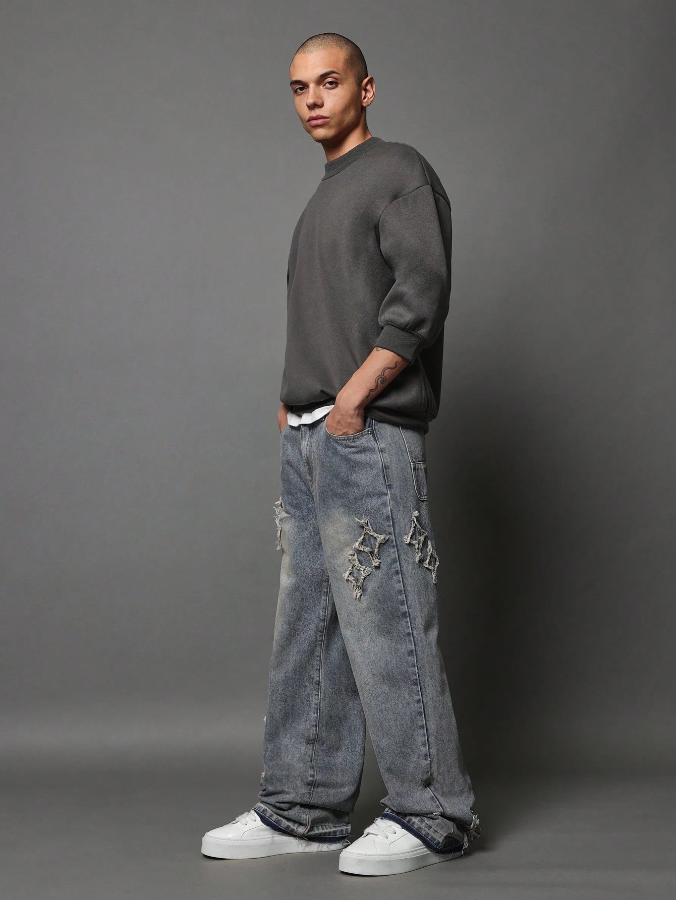 Calça Denim Solto com Aplicação Stars