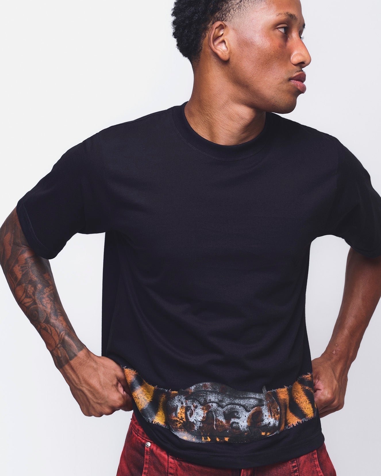 CAMISETA CINTO DE CAÇA PRETA