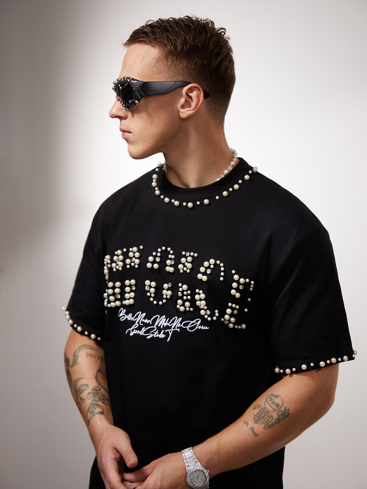 Camiseta Elegant Pearl-Embellished Oversized