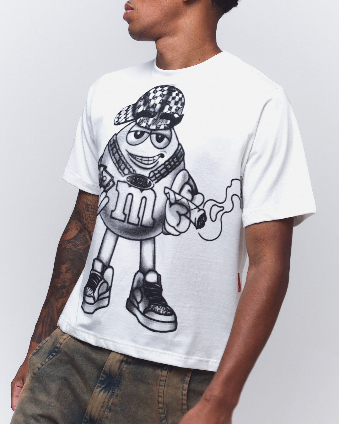 CAMISETA FUMANDO AQUELE QUE DEIXOU A MAD, ENLATADA OFF WHITE