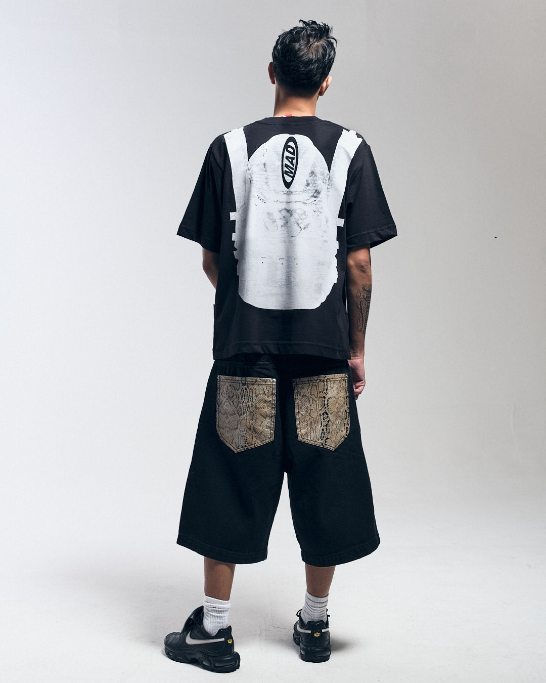 CAMISETA MOCHILA MAD PRETA